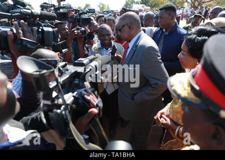 (190521) -- THYOLO, 21 maggio 2019 (Xinhua) -- Presidente del Malawi Peter Mutharika è visto in corrispondenza di una stazione di polling nel distretto di Thyolo, Malawi, 21 maggio 2019. Mutharika martedì espresso la felicità con il modo pacifico del processo elettorale ha finora andato. (Xinhua/Peng Lijun) Foto Stock