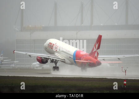 Monaco di Baviera, Deutschland. 21 Maggio, 2019. Hi: 9H-AEK di Air Malta Airbus A320-214. All'inizio sotto la pioggia, spray. Il traffico aereo, fliegen.Luftfahrt. L'aeroporto Franz Josef Strauss di Monaco di Baviera.Monaco di Baviera. | Utilizzo di credito in tutto il mondo: dpa/Alamy Live News Foto Stock