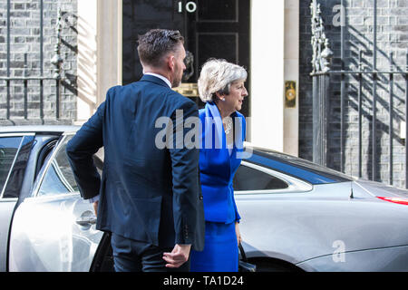 Londra, Regno Unito. 21 Maggio, 2019. Il primo ministro Theresa Maggio arriva a 10 Downing Street a seguito di una dichiarazione Brexit durante il quale ella avvisata MPs che l'Unione europea accordo di ritiro Bill ha presentato "una ultima opportunità" per offrire Brexit e MPs che sarà in grado di votare in merito alla possibilità di tenere un altro referendum se torna il conto. Il disegno di legge presentato contiene anche nuove garanzie in materia di diritti dei lavoratori, protezioni ambientali e il fermo antiritorno irlandese insieme con un "compromesso" in materia doganale. Credito: Mark Kerrison/Alamy Live News Foto Stock