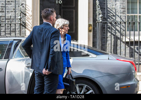 Londra, Regno Unito. 21 Maggio, 2019. Il primo ministro Theresa Maggio arriva a 10 Downing Street a seguito di una dichiarazione Brexit durante il quale ella avvisata MPs che l'Unione europea accordo di ritiro Bill ha presentato "una ultima opportunità" per offrire Brexit e MPs che sarà in grado di votare in merito alla possibilità di tenere un altro referendum se torna il conto. Il disegno di legge presentato contiene anche nuove garanzie in materia di diritti dei lavoratori, protezioni ambientali e il fermo antiritorno irlandese insieme con un "compromesso" in materia doganale. Credito: Mark Kerrison/Alamy Live News Foto Stock