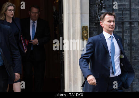 Londra, Regno Unito. 21 Maggio, 2019. Jeremy Hunt, Segretario agli Affari Esteri, foglie 10 Downing Street con il commercio internazionale Segretario Liam Fox e il Segretario della Difesa Penny Mordaunt, a seguito di una metà pomeriggio incontro. Home Secretary Sajid Javid, Sviluppo Internazionale Segretario Rory Stewart, Procuratore Generale Geoffrey Cox e Chief Whip Julian Smith anche lasciato a circa lo stesso tempo, appena prima che il Primo Ministro Theresa Maggio a sinistra per fare una dichiarazione sul suo ritiro Brexit accordo Bill Cabinet seguente approvazione della parte precedente della giornata. Credito: Mark Kerrison/Alamy Live News Foto Stock