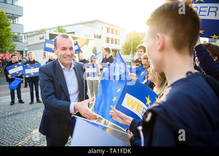 Berlino, Germania. 21 Maggio, 2019. Manfred Weber (CSU), il gruppo del PPE sulla parte superiore del candidato alla carica di presidente della Commissione europea, sarà ricevuto dai suoi ventilatori di fronte Studio Berlino prima dell'inizio di un programma televisivo. Credito: Gregor Fischer/dpa/Alamy Live News Foto Stock