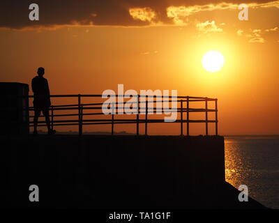 Sheerness, Kent, Regno Unito. 21 Maggio, 2019. Regno Unito Meteo: questa sera al tramonto a Sheerness nel Kent. Credito: James Bell/Alamy Live News Foto Stock