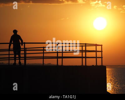 Sheerness, Kent, Regno Unito. 21 Maggio, 2019. Regno Unito Meteo: questa sera al tramonto a Sheerness nel Kent. Credito: James Bell/Alamy Live News Foto Stock