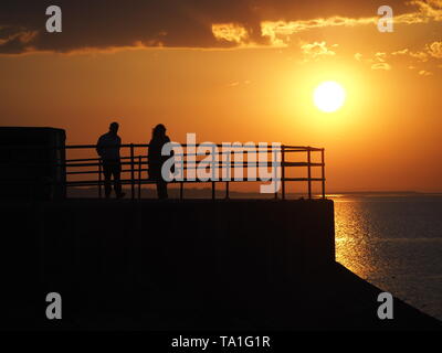 Sheerness, Kent, Regno Unito. 21 Maggio, 2019. Regno Unito Meteo: questa sera al tramonto a Sheerness nel Kent. Credito: James Bell/Alamy Live News Foto Stock