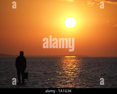 Sheerness, Kent, Regno Unito. 21 Maggio, 2019. Regno Unito Meteo: questa sera al tramonto a Sheerness nel Kent. Credito: James Bell/Alamy Live News Foto Stock