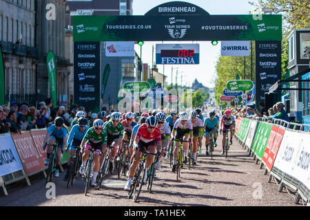 Birkenhead, Merseyside, Regno Unito. 21 Maggio, 2019. OVO energia serie Tour in bicicletta; la partenza della gara femminile Credito: Azione Sport Plus/Alamy Live News Foto Stock