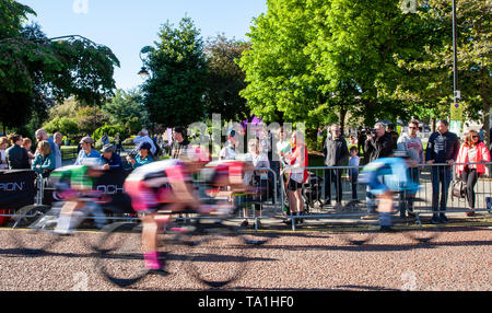 Birkenhead, Merseyside, Regno Unito. 21 Maggio, 2019. OVO energia serie Tour in bicicletta; i piloti passato velocità gli spettatori Credito: Azione Sport Plus/Alamy Live News Foto Stock