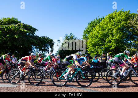 Birkenhead, Merseyside, Regno Unito. 21 Maggio, 2019. OVO energia serie Tour in bicicletta; i piloti passato velocità gli spettatori Credito: Azione Sport Plus/Alamy Live News Foto Stock