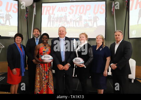 Bublin. 22 Maggio, 2019. Gli operatori presentano per le foto in occasione di una conferenza stampa a Dublino, Irlanda, 21 maggio 2019. Mondo Rugby martedì ha lanciato una nuova "donne nel Rugby' identità di marca e un 'Cercare di fermare noi' campagna globale di Dublino con lo scopo di incoraggiare un maggior numero di persone ad impegnarsi nelle donne il rugby. Credito: Xinhua/Alamy Live News Foto Stock