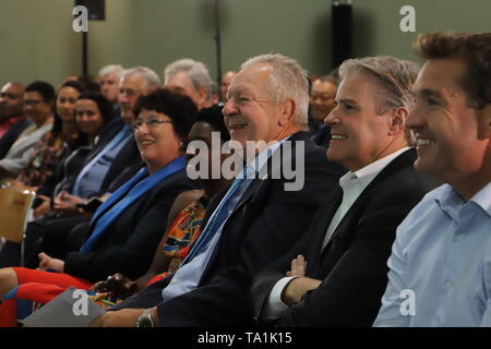 Bublin. 22 Maggio, 2019. Mondo Rugby Presidente Bill Beaumont (terza R) e Rugby mondiale CEO Brett Gosper (seconda R) partecipare ad una conferenza stampa a Dublino, in Irlanda, 21 maggio 2019. Mondo Rugby martedì ha lanciato una nuova "donne nel Rugby' identità di marca e un 'Cercare di fermare noi' campagna globale di Dublino con lo scopo di incoraggiare un maggior numero di persone ad impegnarsi nelle donne il rugby. Credito: Xinhua/Alamy Live News Foto Stock