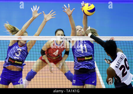 Brasilia, Brasile. 21 Maggio, 2019. Margarita Kurilo (seconda R) della Russia blocca la palla durante il 2019 FIVB Pallavolo Lega delle Nazioni donne gioco tra la Repubblica Dominicana e la Russia al Nilson Nelson palestra a Brasilia, Brasile, 21 maggio 2019. La Russia ha perso 1-3. Credito: Lucio Tavora/Xinhua/Alamy Live News Foto Stock