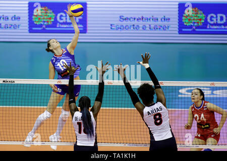 Brasilia, Brasile. 21 Maggio, 2019. Mariia Khaletskaia (1L) della Russia colpisce la palla durante il 2019 FIVB Pallavolo Lega delle Nazioni donne gioco tra la Repubblica Dominicana e la Russia al Nilson Nelson palestra a Brasilia, Brasile, 21 maggio 2019. La Russia ha perso 1-3. Credito: Lucio Tavora/Xinhua/Alamy Live News Foto Stock