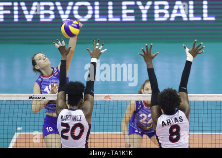 Brasilia, Brasile. 21 Maggio, 2019. Mariia Khaletskaia (1L) della Russia colpisce la palla durante il 2019 FIVB Pallavolo Lega delle Nazioni donne gioco tra la Repubblica Dominicana e la Russia al Nilson Nelson palestra a Brasilia, Brasile, 21 maggio 2019. La Russia ha perso 1-3. Credito: Lucio Tavora/Xinhua/Alamy Live News Foto Stock