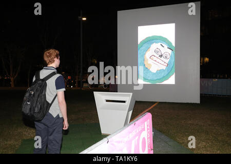 Sydney, Australia. 21 maggio 2019. Darling Harbour sarà trasformato in un futuro spazio-età avventura interattiva con luci, musica ed idee per intrattenere e ispirare i visitatori di tutte le età e capacità. Vivid Sydney inclusivo del parco giochi di luci Tumbalong è tornato con il supporto di accesso e iscrizione partner Cushman & Wakefield. Nella foto: vedere ciò che vedo. Credito: Richard Milnes/Alamy Live News Foto Stock