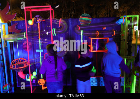 Sydney, Australia. 21 maggio 2019. Darling Harbour sarà trasformato in un futuro spazio-età avventura interattiva con luci, musica ed idee per intrattenere e ispirare i visitatori di tutte le età e capacità. Vivid Sydney inclusivo del parco giochi di luci Tumbalong è tornato con il supporto di accesso e iscrizione partner Cushman & Wakefield. Nella foto: Spaceballs. Credito: Richard Milnes/Alamy Live News Foto Stock