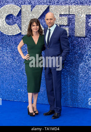 Liza Marshall e Mark Strong frequentare il 'Rocketman' UK premiere di Odeon Leicester Square. Foto Stock
