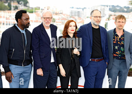 Ariyon Bakare, Pascal Greggory, Isabelle Huppert, Ira Sachs e Jeremie Renier al "Frankie' photocall durante la 72a Cannes Film Festival presso il Palais des Festivals il 21 maggio 2019 a Cannes, Francia Foto Stock