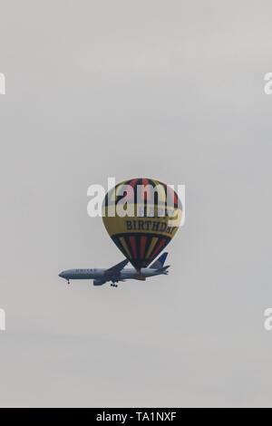 Il torneo di Wimbledon, Londra. 22 maggio 2019. Regno Unito Meteo:un aereo commerciale vola vicino ad una mongolfiera su Wimbledon una mattina nuvoloso Credito: amer ghazzal/Alamy Live News Foto Stock