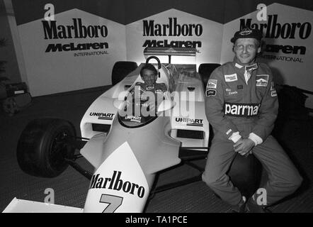 Una nuova Formula Uno sigillato di partenariato oggi presso la Marlboro casa base di Woking, Surrey, tra l'ex campione del mondo, 32-anno-vecchio austriaco Niki Lauda (r), che è venuta fuori di pensionamento per co-drive con Belfast John Watson nella prossima stagione. Foto Stock