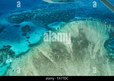 Vista sulla Grande Barriera Corallina, barriere coralline e acque cristalline in Australia Foto Stock