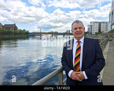 Paolo Kirkpatrick, un emofiliaco infettata con l'epatite da prodotti ematici contaminati, accanto al fiume Lagan a Belfast, dopo aver parlato pubblicamente sul suo calvario per la prima volta. Foto Stock