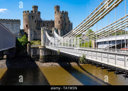 Conwy Wales Conwy Castle, sull'estuario del fiume Conwy a bassa marea Maggio 12, 2019 Foto Stock