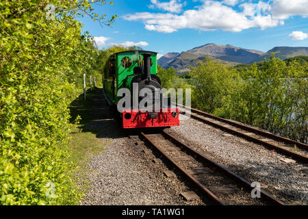 Llanberis Snowdonia Gwynedd in Galles Maggio 12, 2019 locomotore sul Llanberis Lake raiway, sulle rive del Llyn Padarn, nei pressi del villaggio di Llanberis Foto Stock