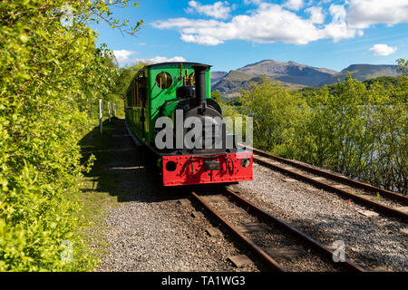 Llanberis Snowdonia Gwynedd in Galles Maggio 12, 2019 locomotore sul Llanberis Lake raiway, sulle rive del Llyn Padarn, nei pressi del villaggio di Llanberis Foto Stock