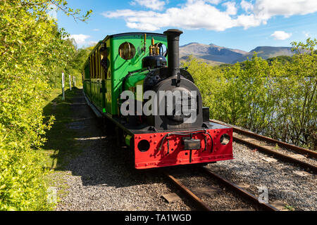 Llanberis Snowdonia Gwynedd in Galles Maggio 12, 2019 locomotore sul Llanberis Lake raiway, sulle rive del Llyn Padarn, nei pressi del villaggio di Llanberis Foto Stock