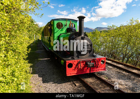 Llanberis Snowdonia Gwynedd in Galles Maggio 12, 2019 locomotore sul Llanberis Lake raiway, sulle rive del Llyn Padarn, nei pressi del villaggio di Llanberis Foto Stock