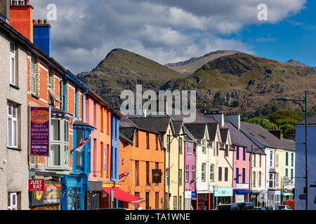 Llanberis Snowdonia Gwynedd in Galles Maggio 12, 2019 Mount Snowdon sollevandosi al di sopra i suoi edifici colorati del villaggio di Llanberis Foto Stock