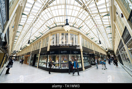 Interno del centro storico di Argyll Arcade con molti negozi di gioielli nel centro della città di Glasgow, Scotland, Regno Unito Foto Stock