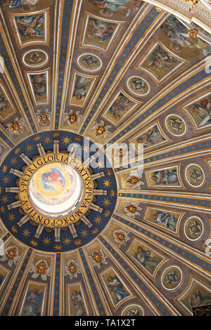 La Basilica di San Pietro, Michelangelo e la cupola, Roma, Italia Foto Stock