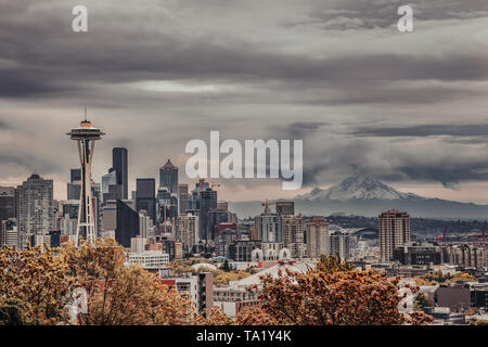 Lo skyline di Seattle con lo Space Needle e il Monte Rainier in background da Kerry Park a Seattle, Washington, Stati Uniti d'America durante la caduta Foto Stock