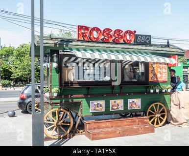 Rosso barbeque, un carrello vendono hamburger, hot dog e patatine fritte e altri snacked calda nella zona vecchia della città del centro di Bucarest, Romania Foto Stock