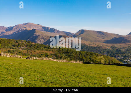 Llanberis Gwnedd Galles Maggio 13, 2019 Vista di Snowdon da colline sopra Llyn Padarn Foto Stock