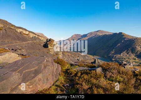 Llanberis Gwnedd Galles Maggio 13, 2019 Vista di Mount Snowdon, mostrando Llyn Peris e l'enorme Dinorwig cava di ardesia Foto Stock