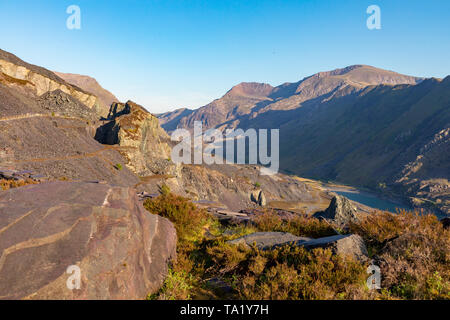 Llanberis Gwnedd Galles Maggio 13, 2019 Vista di Mount Snowdon, mostrando Llyn Peris e l'enorme Dinorwig cava di ardesia Foto Stock