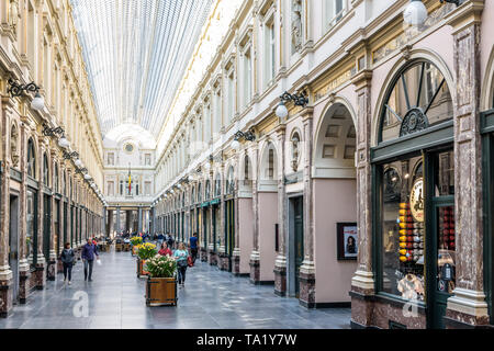 Panoramica della regina della galleria, la metà settentrionale dell'Saint-Hubert Gallerie Reali di Bruxelles in Belgio. Foto Stock