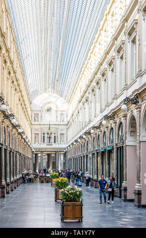 Panoramica della regina della galleria, la metà settentrionale dell'Saint-Hubert Gallerie Reali di Bruxelles in Belgio. Foto Stock