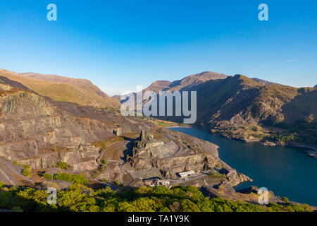 Llanberis Gwnedd Galles Maggio 13, 2019 Vista di Mount Snowdon, mostrando Llyn Peris e l'enorme Dinorwig cava di ardesia Foto Stock