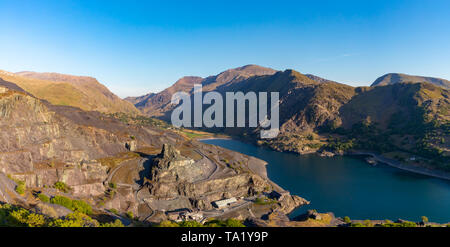 Llanberis Gwnedd Galles Maggio 13, 2019 Vista di Mount Snowdon, mostrando Llyn Peris e l'enorme Dinorwig cava di ardesia Foto Stock