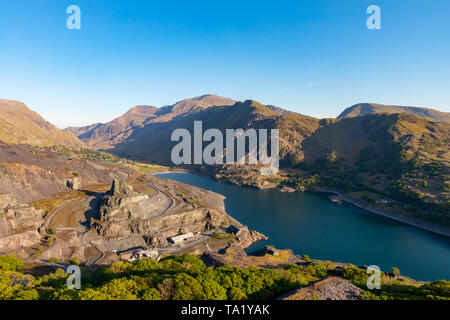 Llanberis Gwnedd Galles Maggio 13, 2019 Vista di Mount Snowdon, mostrando Llyn Peris e l'enorme Dinorwig cava di ardesia Foto Stock