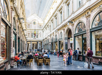 Persone che passeggiano e lo shopping di Queen's Gallery, la metà settentrionale dell'Saint-Hubert Gallerie Reali di Bruxelles in Belgio. Foto Stock