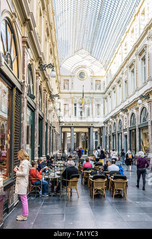 Persone che passeggiano e lo shopping di Queen's Gallery, la metà settentrionale dell'Saint-Hubert Gallerie Reali di Bruxelles in Belgio. Foto Stock