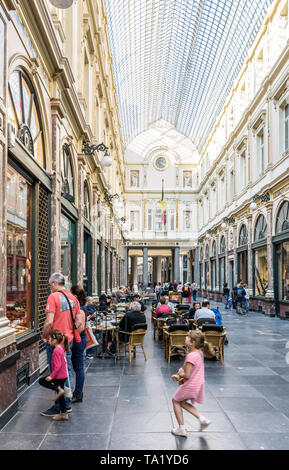 Persone che passeggiano e lo shopping di Queen's Gallery, la metà settentrionale dell'Saint-Hubert Gallerie Reali di Bruxelles in Belgio. Foto Stock