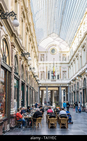 Persone che passeggiano e lo shopping di Queen's Gallery, la metà settentrionale dell'Saint-Hubert Gallerie Reali di Bruxelles in Belgio. Foto Stock