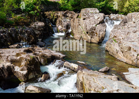 Betws y Coed Conwy Wales Maggio 14, 2019 piccole cascate sul fiume Llugwy come fluisce attraverso il villaggio Foto Stock