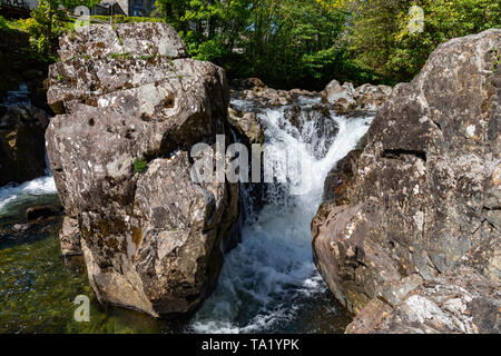 Betws y Coed Conwy Wales Maggio 14, 2019 piccole cascate sul fiume Llugwy come fluisce attraverso il villaggio Foto Stock